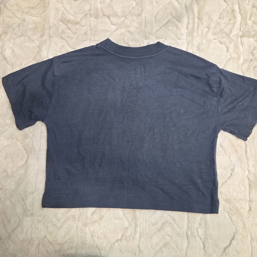 Trendy GAP Teen Dark Gray New‎ York Size Medium Crop Top